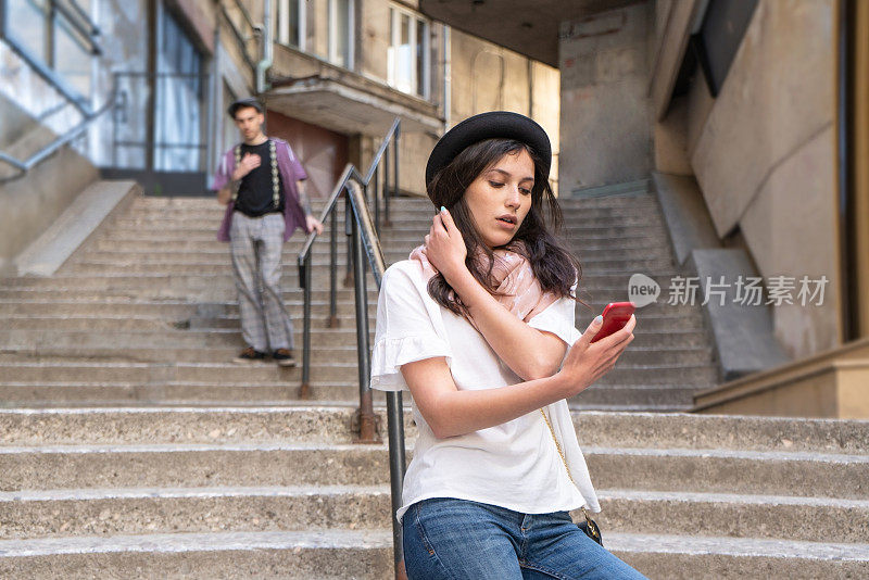 女孩在等她迟到的男友