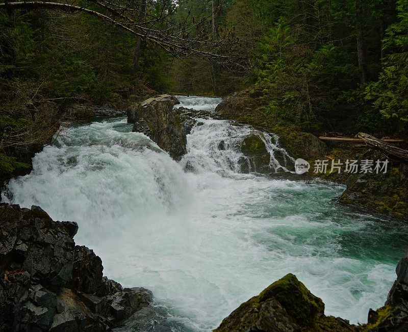 锯木厂瀑布崎岖的岩石