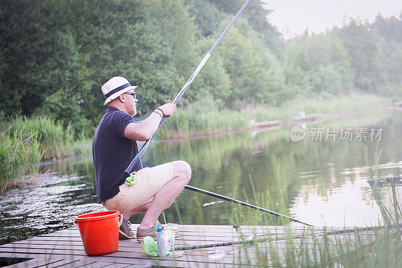 人用鱼竿捕鱼。