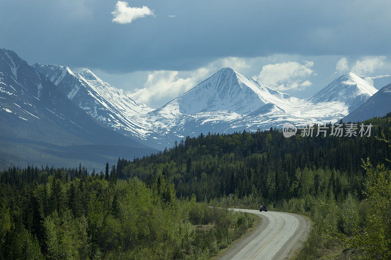 阿拉斯加公路游览车通过卡希尔山脉南部育空加拿大