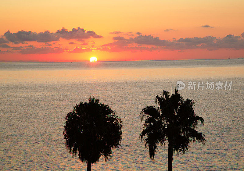 马略卡岛海岸线和日出