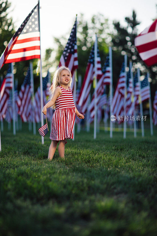 美国女孩站在旗帜上