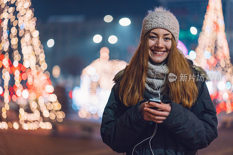 在街上用手机发短信的漂亮女人