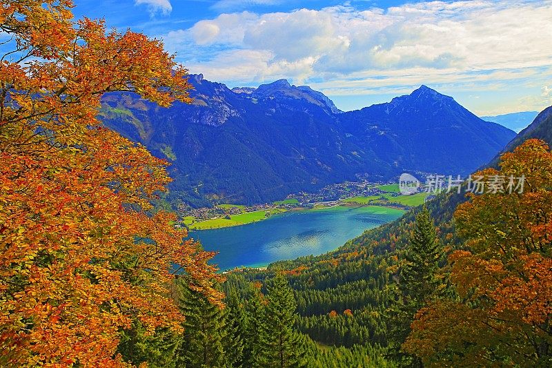 秋天的奥地利，阿钦湖与泰洛卡温德尔阿尔卑斯山的绿松石倒影