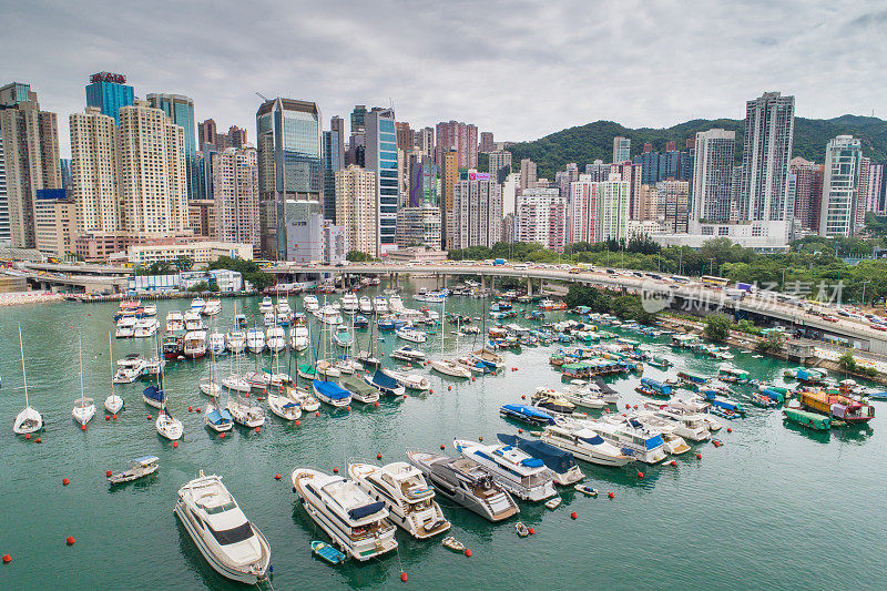 鸟瞰图的香港城市天际线和维多利亚港日落在中国