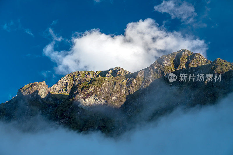 米尔福德湾日出山脉，新西兰