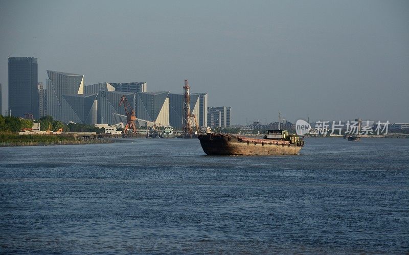 中国上海黄浦江上的船只