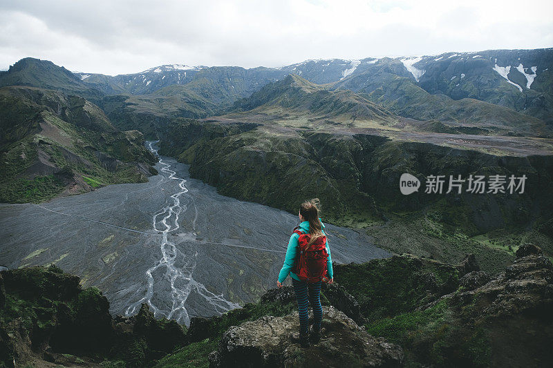 冰岛索斯默克山顶上背着背包的徒步旅行者