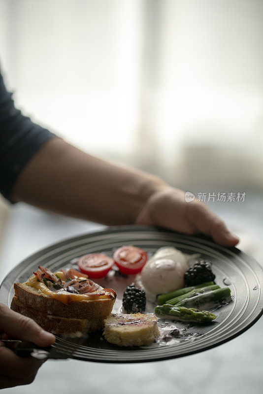 自制健康早餐:鸡蛋、吐司和蔬菜沙拉