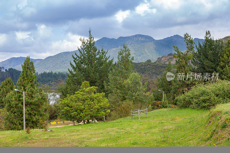 哥伦比亚，南美洲——风景如画的安第斯山脉和坎迪纳马卡省的纽萨墓，海拔近10000英尺;自然背景，没有人。