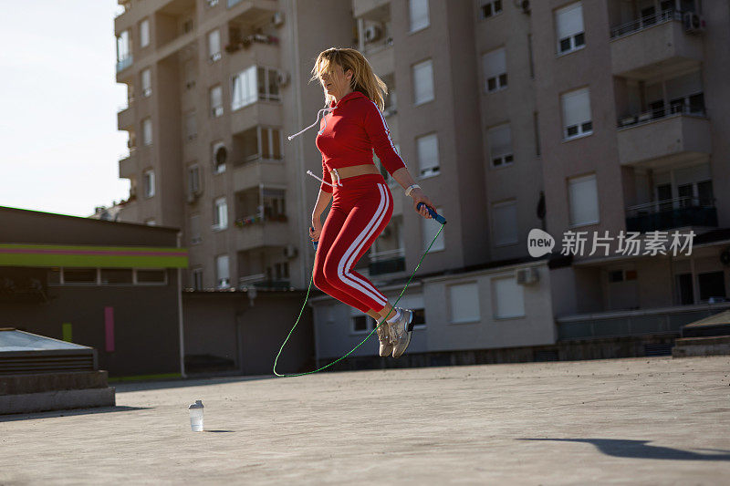 健康女子跳绳