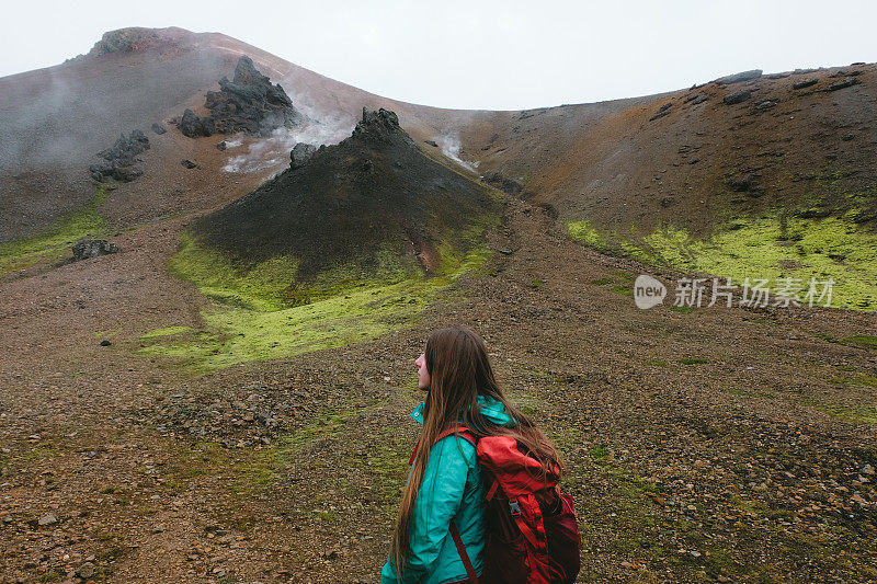 女子背包徒步旅行在地热地区的冰岛高地