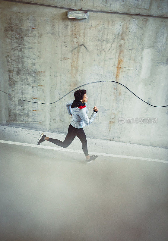 在街上奔跑的年轻女子