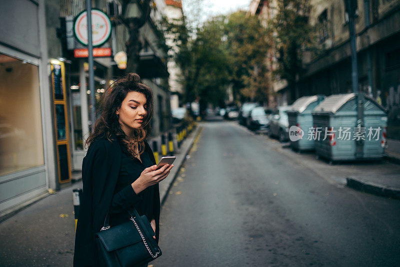 优雅美丽的黑发女子在城市