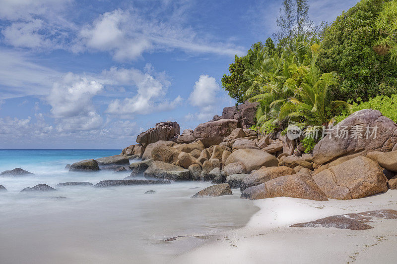 安斯乔吉特-热带海滩，典型的花岗岩岩层和棕榈树在Praslin岛，花岗岩塞舌尔，群岛国家在印度洋