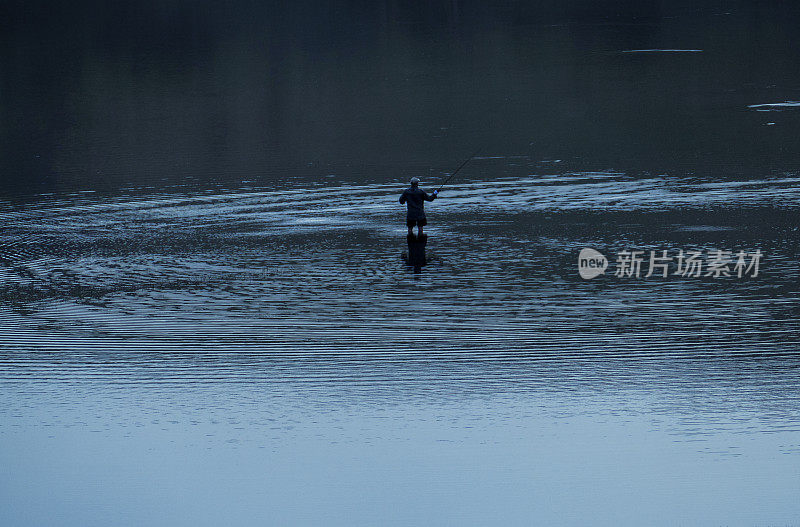 人涉河钓鱼