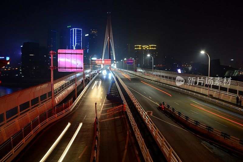中国重庆，前门大桥夜间的速度运动
