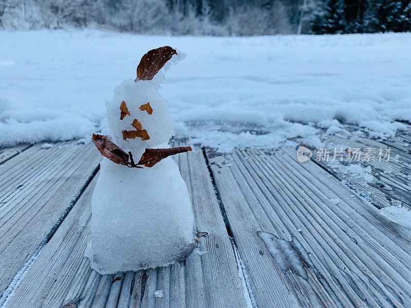 小雪人在冰冷的木板上