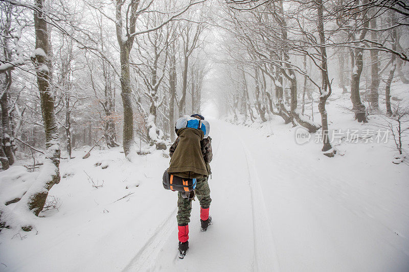 成年背包客在雪山徒步旅行