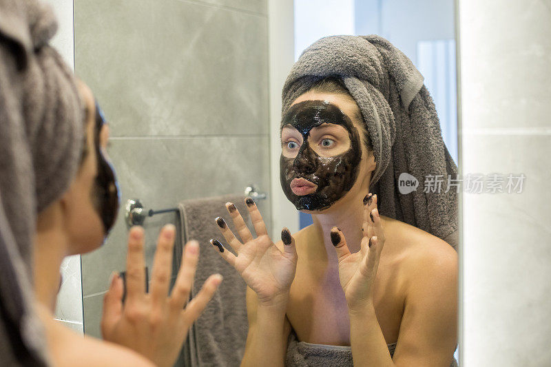 戴面具的女人看着镜子