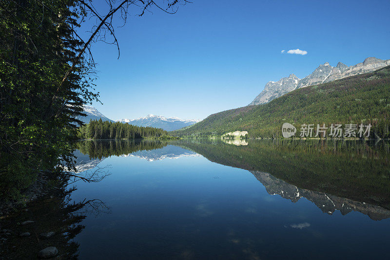 位于加拿大落基山脉的黄头湖，加拿大不列颠哥伦比亚省