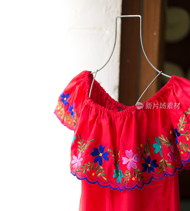 墨西哥:传统的红色刺绣棉衬衫零售展示