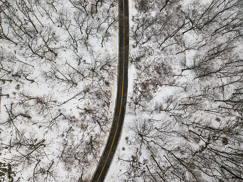 鸟瞰图的公路在哈里曼州立公园在冬天-纽约-美国