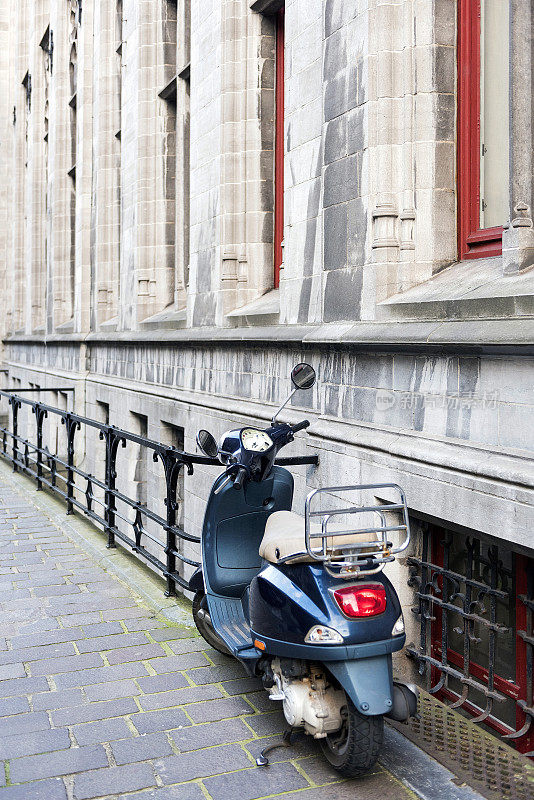 摩托车停在比利时布鲁日的建筑前