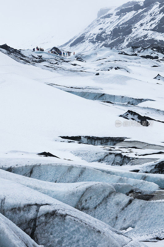 人们在冰岛的Mýrdalsjökull冰川上徒步旅行