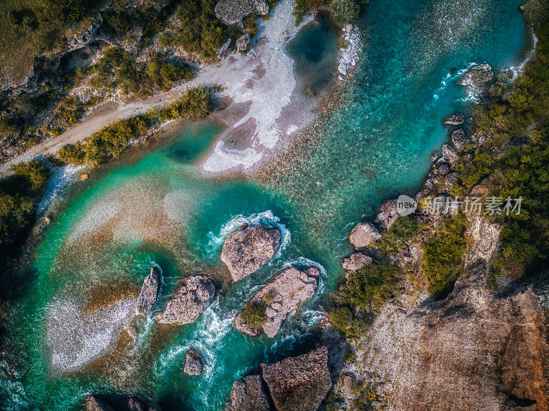 鸟瞰图的一个绿松石山河流