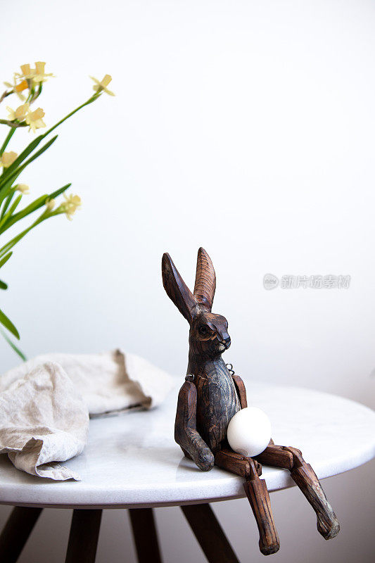 小兔子在大理石桌子上与传统的芬兰巧克力彩蛋-复活节卡片与副本空间