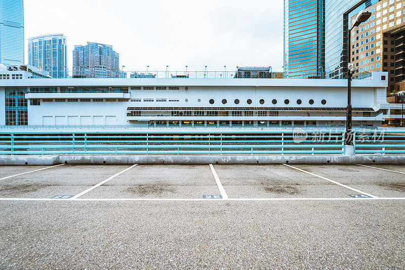 维多利亚港旁的空路和停车线