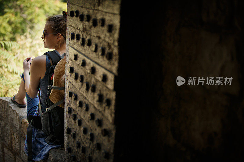 女性徒步旅行者坐着休息