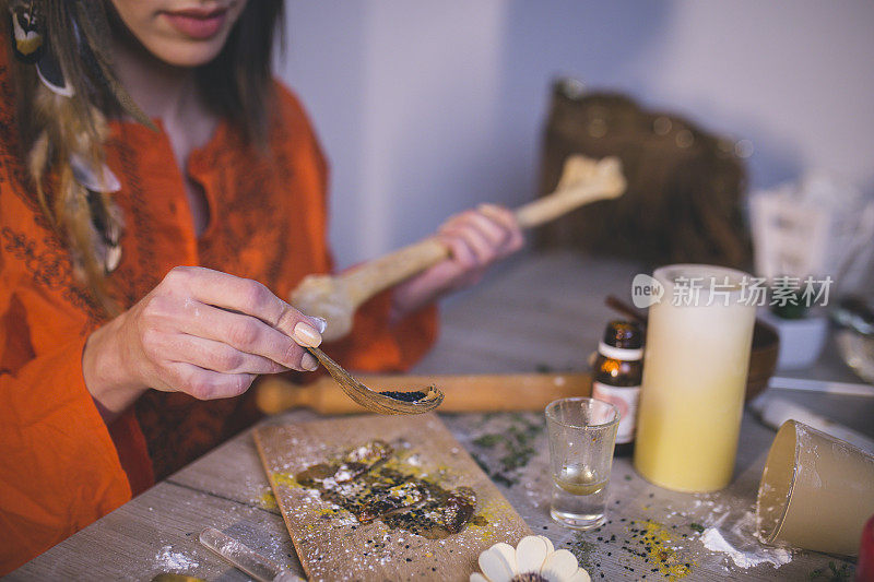 女人制作天然化妆品，俯视图