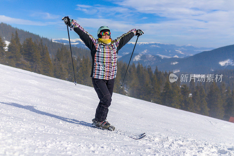 滑雪女子有举起手臂的乐趣