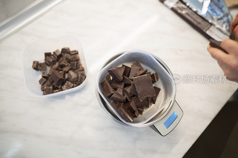 用厨房秤测量巧克力