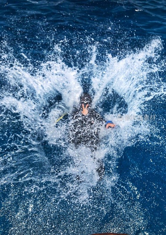 水肺潜水员在海洋中跳跃