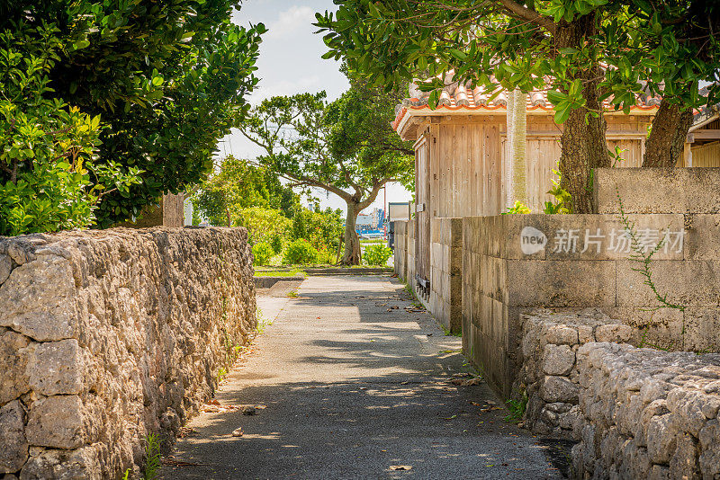 琉球古老民居的街巷景色