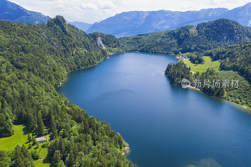 奥地利萨尔茨卡姆古特的施瓦辛格湖鸟瞰图