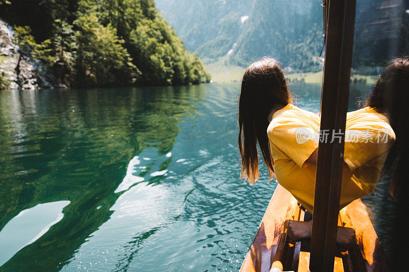 从渡船上欣赏国王湖景色的女人