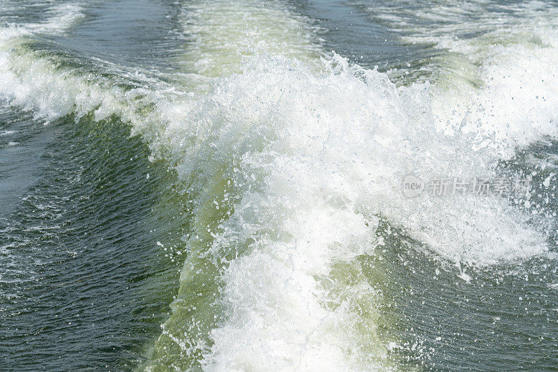 Simcoe湖上帆船的水迹(纹理、溅水和波浪)