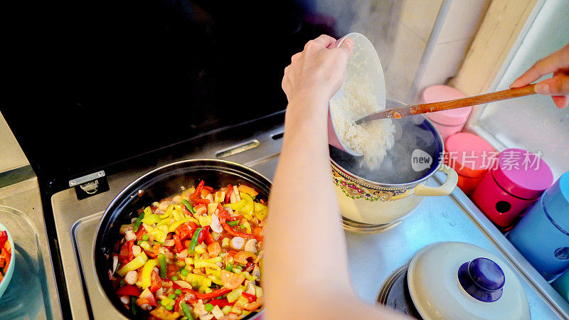 女人做素食晚餐