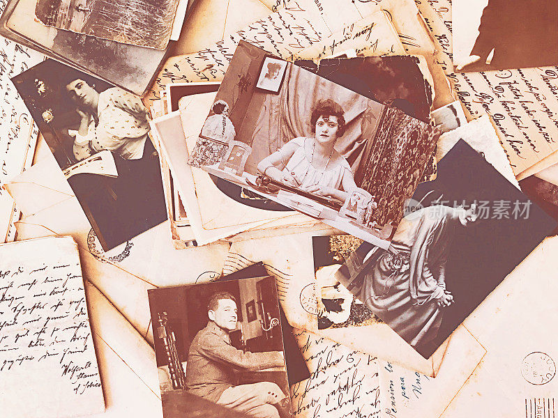 旧照片和信件散落在桌子上