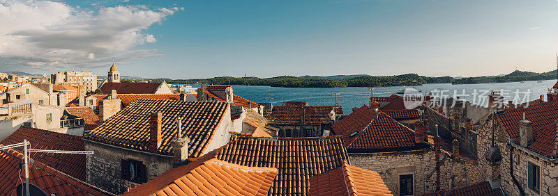 西贝尼克海滨屋顶的全景