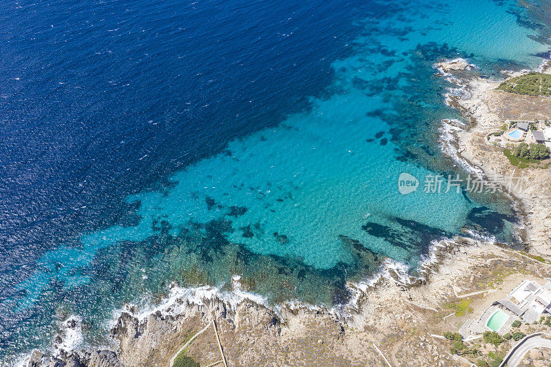 米科诺斯岛海岸线的鸟瞰图