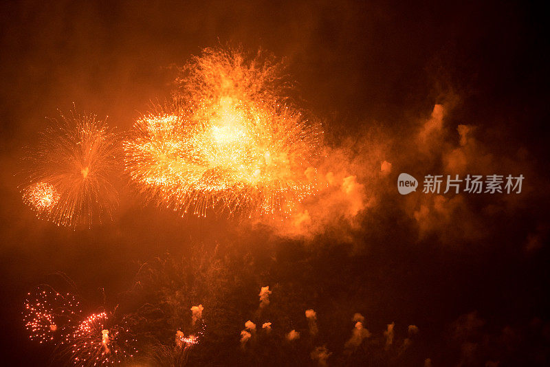 夜空下的烟火