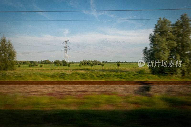 荷兰刻板的景观列车的观点在运动