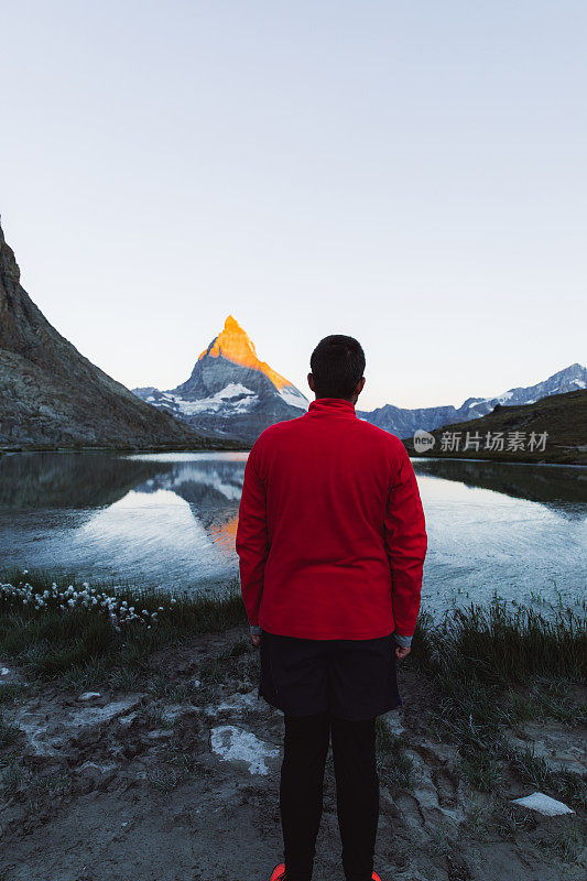 在瑞士阿尔卑斯山脉美丽的山湖和马特洪峰上，人们看到了明亮的日出