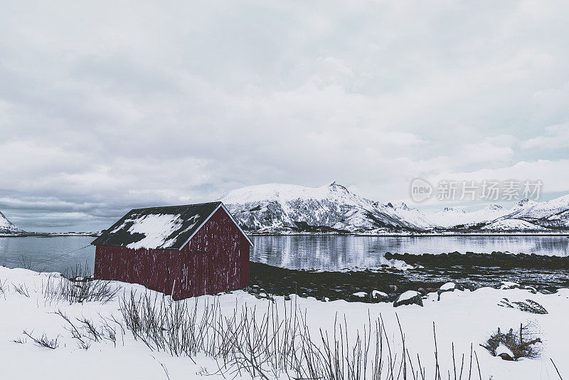 挪威罗弗敦，冬日雪景中的小屋