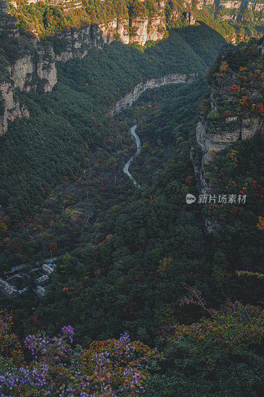 夕阳下的山间之路